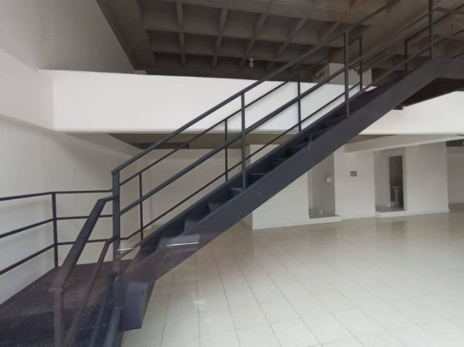 Local en arriendo en Conquistadores, Medellín, 185 m² · foto 2 de 2