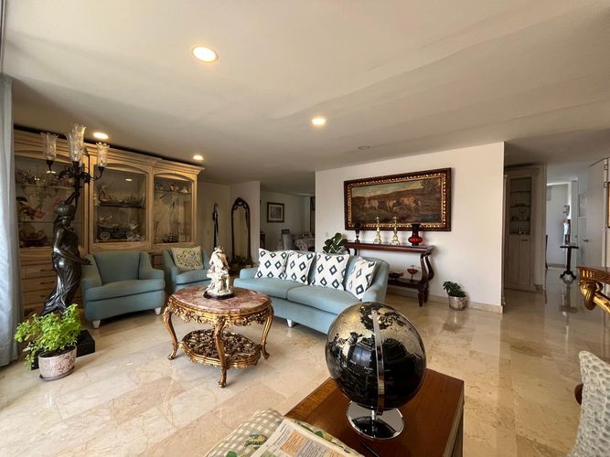 Apartamento de 2 alcobas en venta en El Poblado, Medellín, 135 m² · foto 3 de 17
