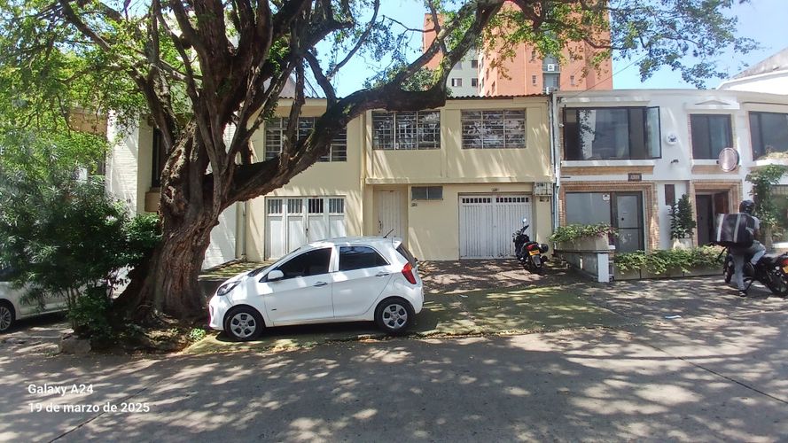 Casa de 4 alcobas en venta en Santa Monica, Cali, 360 m² · foto 2 de 12