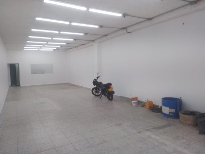 Bodega en arriendo en Cristo Rey, Medellín, 200 m² · foto 2 de 11