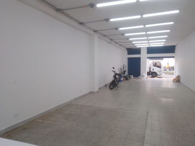 Bodega en arriendo en Cristo Rey, Medellín, 100 m² · foto 2 de 12