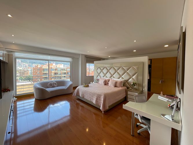Apartamento de 4 alcobas en venta en Chico, Bogotá, 400 m² · foto 23 de 24