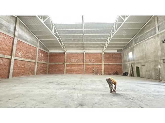 Bodega en arriendo en Los Cambulos, Cali, 693 m² · foto 2 de 12