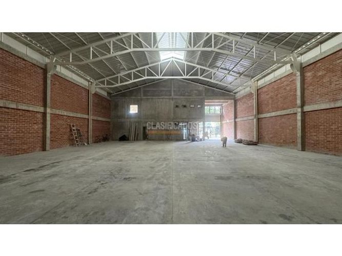 Bodega en arriendo en Los Cambulos, Cali, 693 m² · foto 3 de 12