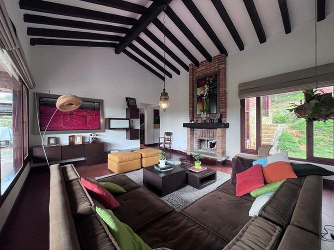 Casa de 4 alcobas en venta en Escobero, Envigado, 450 m² · foto 2 de 19