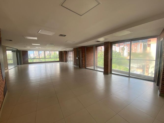 Oficina en arriendo en El Poblado, Medellín, 280 m² · foto 2 de 18