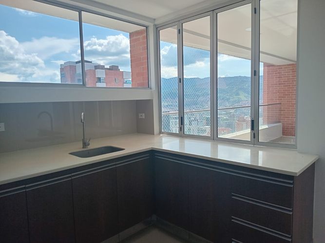 Apartamento de 3 alcobas en arriendo en El Poblado, Medellín, 125 m² · foto 5 de 20