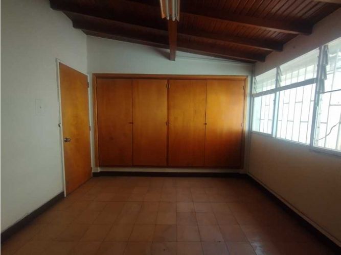 Casa de 6 alcobas en venta en Belén Rosales, Medellín, 295 m² · foto 8 de 12