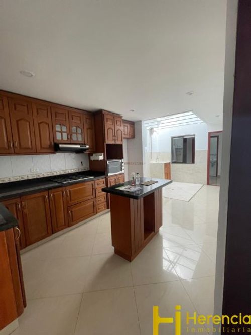 Casa de 5 alcobas en venta en Las Violetas, Medellín, 268 m² · foto 2 de 24