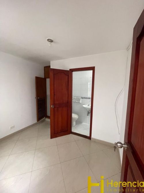 Casa de 5 alcobas en venta en Las Violetas, Medellín, 268 m² · foto 3 de 24