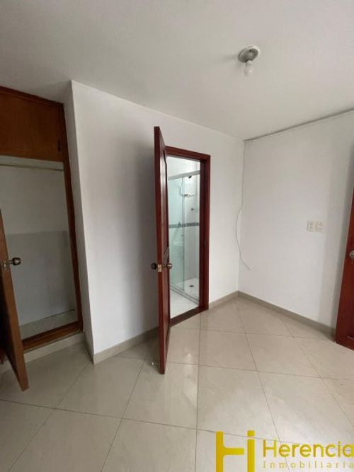 Casa de 5 alcobas en venta en Las Violetas, Medellín, 268 m² · foto 4 de 24