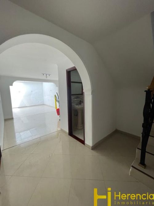 Casa de 5 alcobas en venta en Las Violetas, Medellín, 268 m² · foto 7 de 24