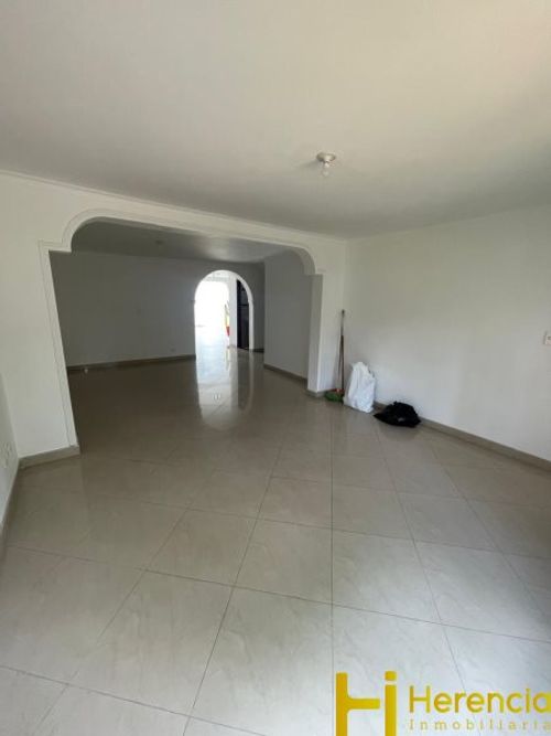 Casa de 5 alcobas en venta en Las Violetas, Medellín, 268 m² · foto 8 de 24