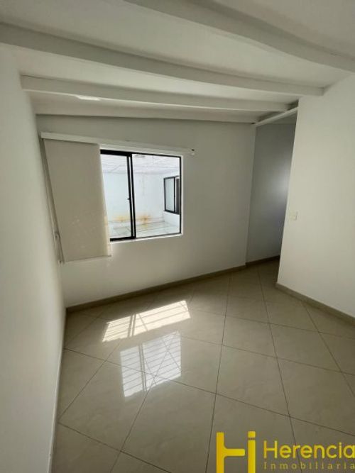 Casa de 5 alcobas en venta en Las Violetas, Medellín, 268 m² · foto 9 de 24