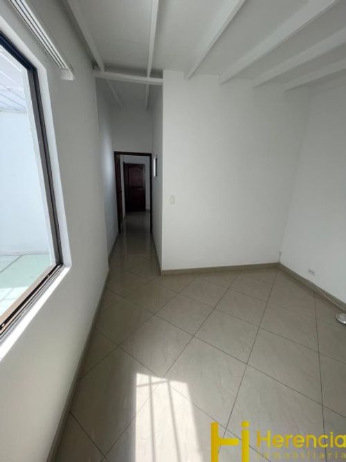 Casa de 5 alcobas en venta en Las Violetas, Medellín, 268 m² · foto 11 de 24