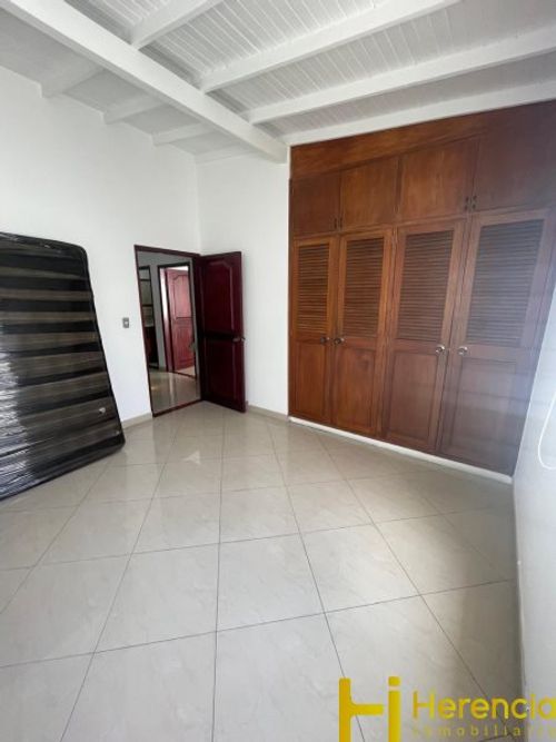 Casa de 5 alcobas en venta en Las Violetas, Medellín, 268 m² · foto 12 de 24