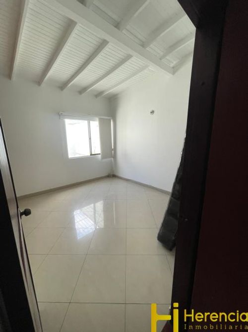 Casa de 5 alcobas en venta en Las Violetas, Medellín, 268 m² · foto 14 de 24