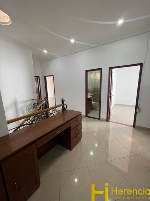 Casa de 5 alcobas en venta en Las Violetas, Medellín, 268 m² · foto 15 de 24