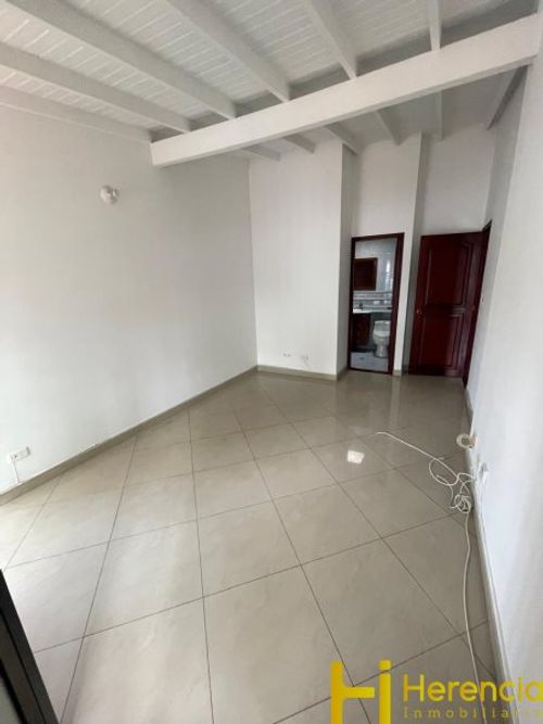 Casa de 5 alcobas en venta en Las Violetas, Medellín, 268 m² · foto 17 de 24