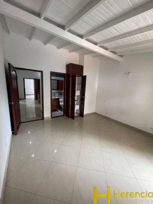 Casa de 5 alcobas en venta en Las Violetas, Medellín, 268 m² · foto 19 de 24