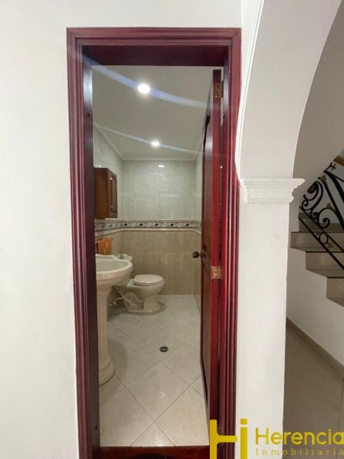 Casa de 5 alcobas en venta en Las Violetas, Medellín, 268 m² · foto 22 de 24