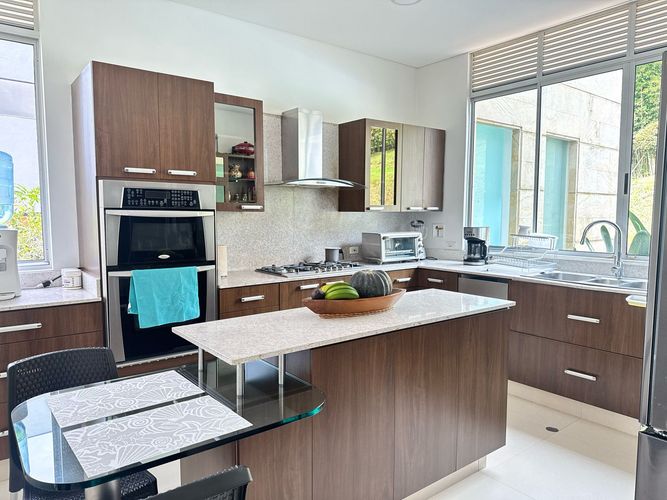 Casa de 5 alcobas en venta en El Poblado, Medellín, 600 m² · foto 8 de 19