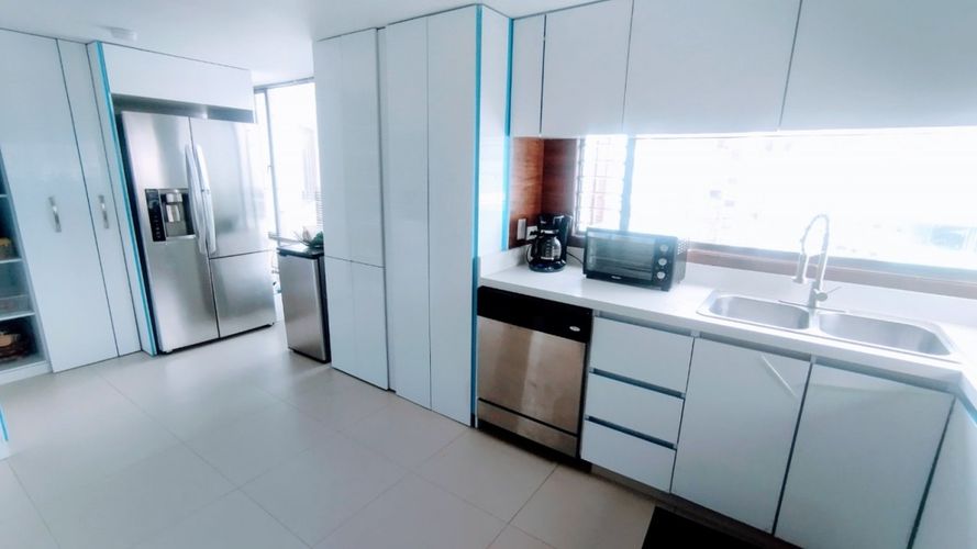 Apartamento de 5 alcobas en venta en Santa Barbara Central, Bogotá, 257 m² · foto 10 de 24