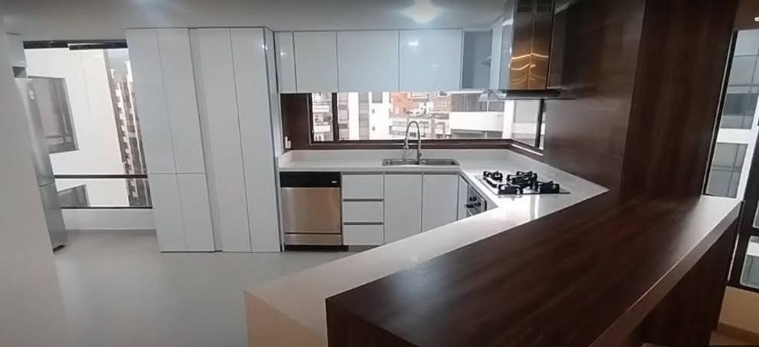 Apartamento de 5 alcobas en venta en Santa Barbara Central, Bogotá, 257 m² · foto 11 de 24