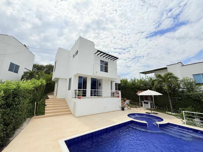 Casa de 4 alcobas en venta en Girardot, Girardot, 240 m² · foto 3 de 24