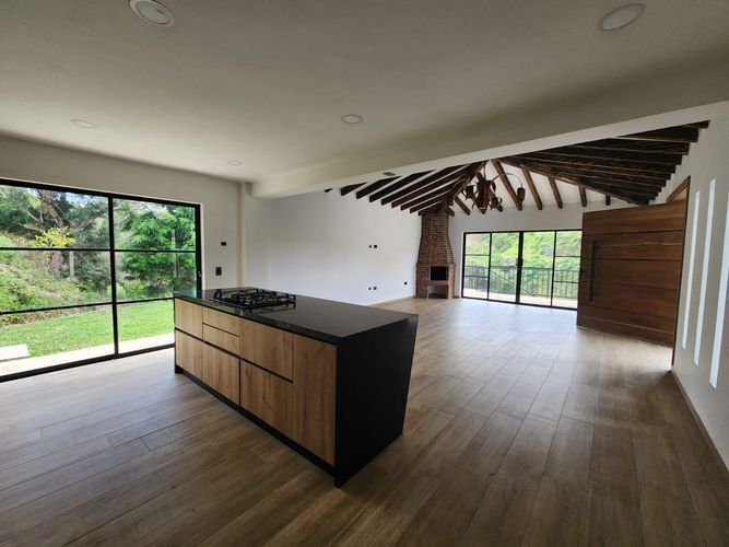 Casa de 4 alcobas en arriendo en Guarne, 350 m² · foto 2 de 12