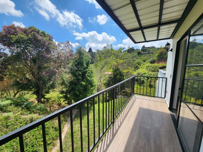 Casa de 4 alcobas en arriendo en Guarne, 350 m² · foto 11 de 12