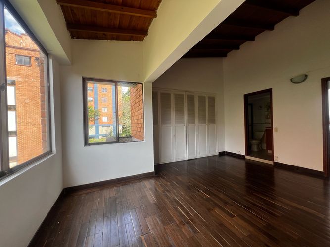 Apartamento de 4 alcobas en arriendo en Santa María De Los Ángeles, Medellín, 230 m² · foto 10 de 15