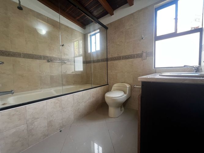 Apartamento de 4 alcobas en arriendo en Santa María De Los Ángeles, Medellín, 230 m² · foto 14 de 15