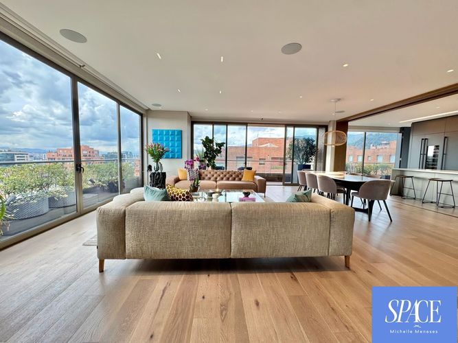 Apartamento de 4 alcobas en venta en Chico, Bogotá, 599 m² · foto 2 de 24