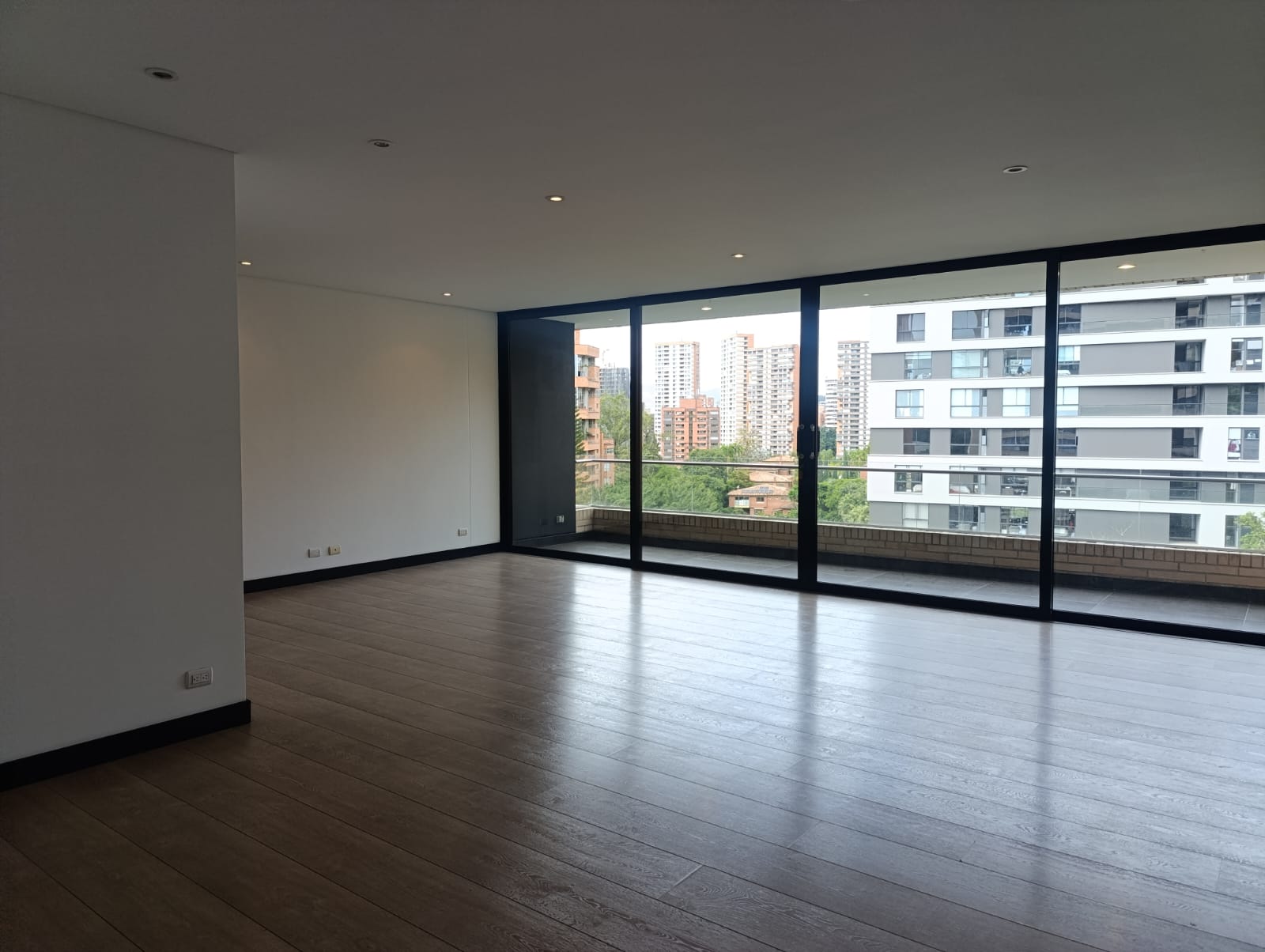 Apartamento en arriendo en El Poblado, Medellín · foto 2 de 19