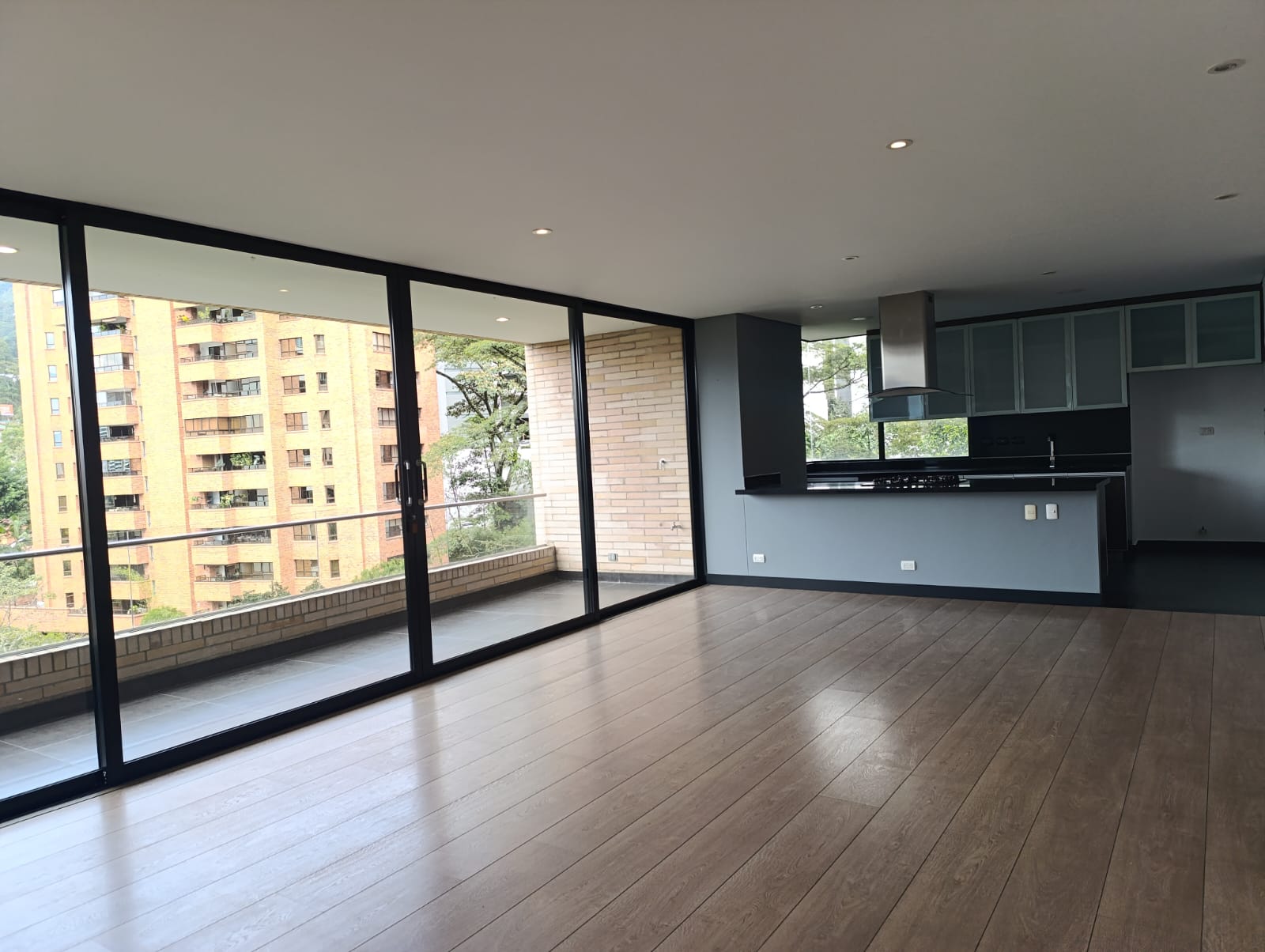 Apartamento en arriendo en El Poblado, Medellín · foto 3 de 19