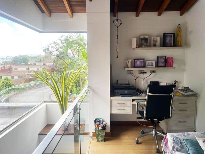 Casa de 3 alcobas en arriendo en Loma El Atravesado, Envigado, 210 m² · foto 8 de 20