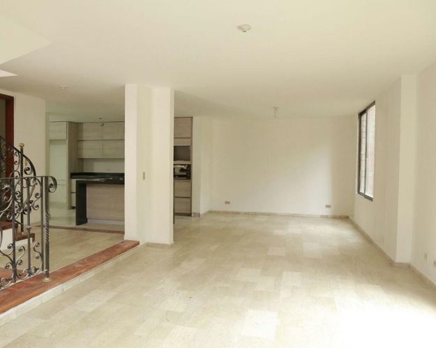 Casa de 3 alcobas en arriendo en El Poblado, Medellín, 280 m² · foto 2 de 11