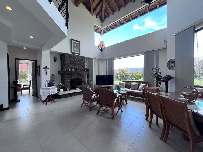 Casa de 3 alcobas en arriendo en Carrizales, Envigado, 260 m² · foto 1 de 19