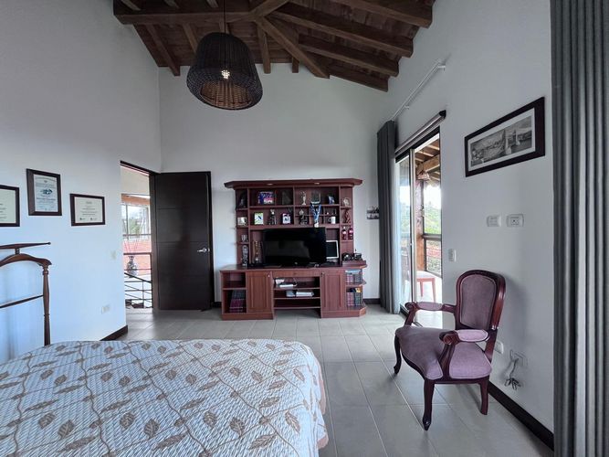 Casa de 3 alcobas en arriendo en Carrizales, Envigado, 260 m² · foto 7 de 19