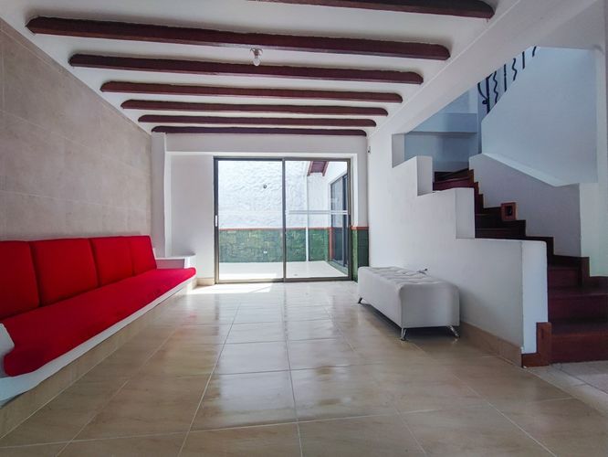Casa de 6 alcobas en venta en Loma De La Doctora, Sabaneta, 350 m² · foto 2 de 24