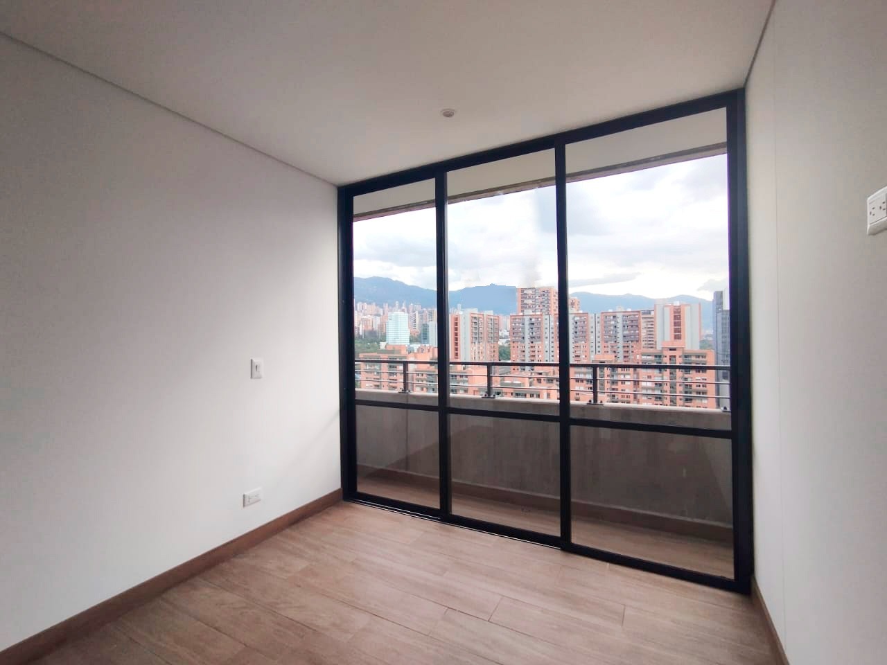 Apartamento en arriendo en El Poblado, Medellín · foto 3 de 13