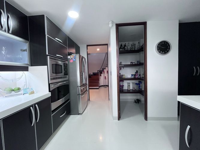 Casa de 3 alcobas en arriendo en Loma Benedictinos, Envigado, 435 m² · foto 4 de 20