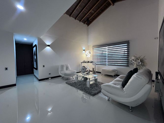 Casa de 3 alcobas en arriendo en Loma Benedictinos, Envigado, 435 m² · foto 6 de 20