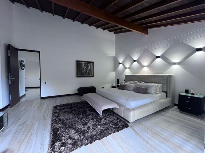 Casa de 3 alcobas en arriendo en Loma Benedictinos, Envigado, 435 m² · foto 7 de 20