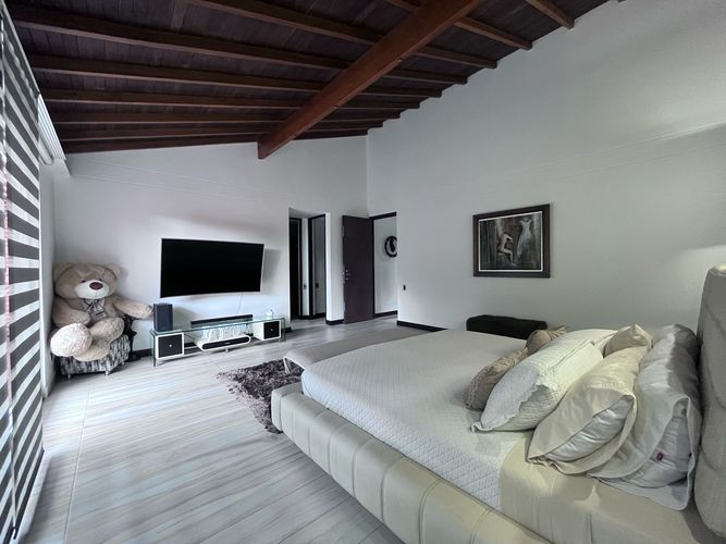 Casa de 3 alcobas en arriendo en Loma Benedictinos, Envigado, 435 m² · foto 8 de 20