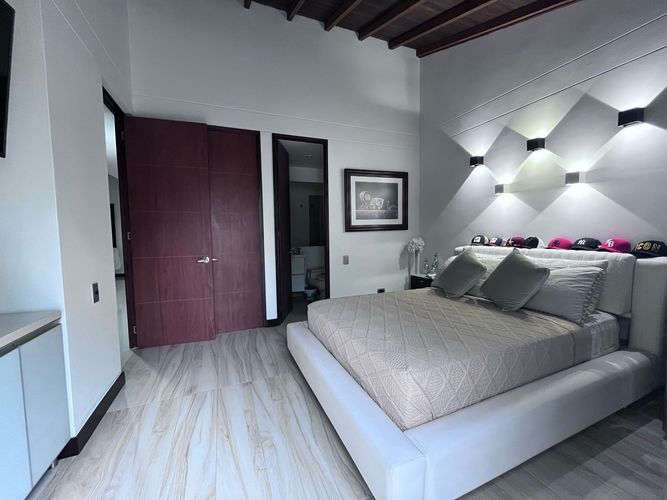 Casa de 3 alcobas en arriendo en Loma Benedictinos, Envigado, 435 m² · foto 9 de 20