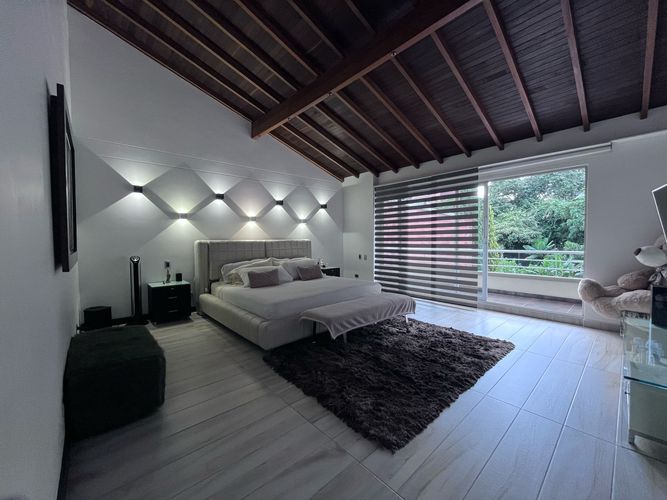 Casa de 3 alcobas en arriendo en Loma Benedictinos, Envigado, 435 m² · foto 12 de 20