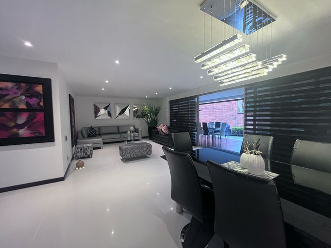 Casa de 3 alcobas en arriendo en Loma Benedictinos, Envigado, 435 m² · foto 2 de 20