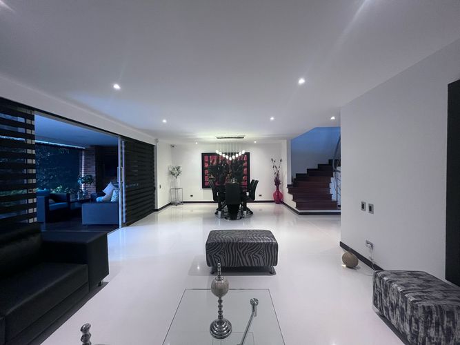Casa de 3 alcobas en arriendo en Loma Benedictinos, Envigado, 435 m² · foto 3 de 20